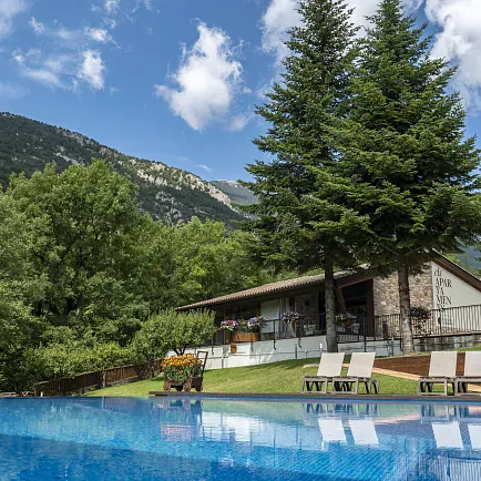 Piscina con jacuzzi