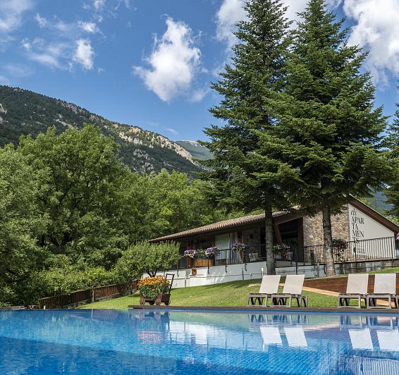 Piscina con jacuzzi